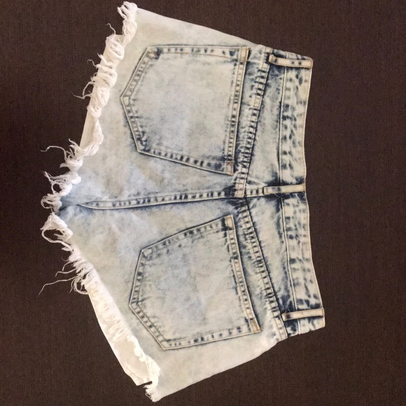 Light wash denim high waisted shorts - Picture 2 of 3